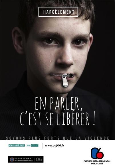 Visage en gros plan d&#039;un jeune homme dont la bouche est fermée par un cadenas. Au-dessus le mot &quot;Harcèlement&quot; est encadré, au-dessous le slogan &quot;En parler, c&#039;est se libérer. Soyons plus forts que la violence&quot;. 