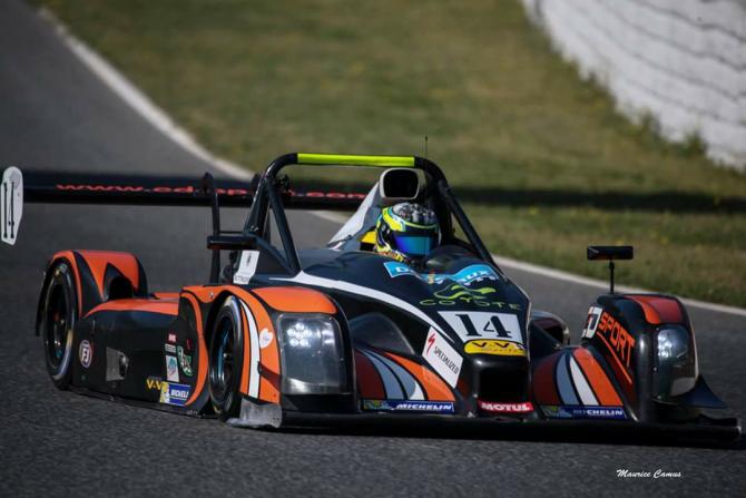 Une voiture de formule 1 et une personne qui la conduit