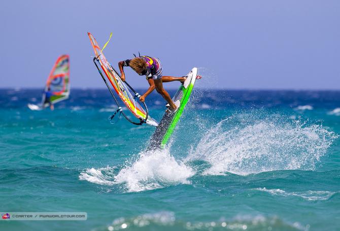 Une personne sur un windsurf