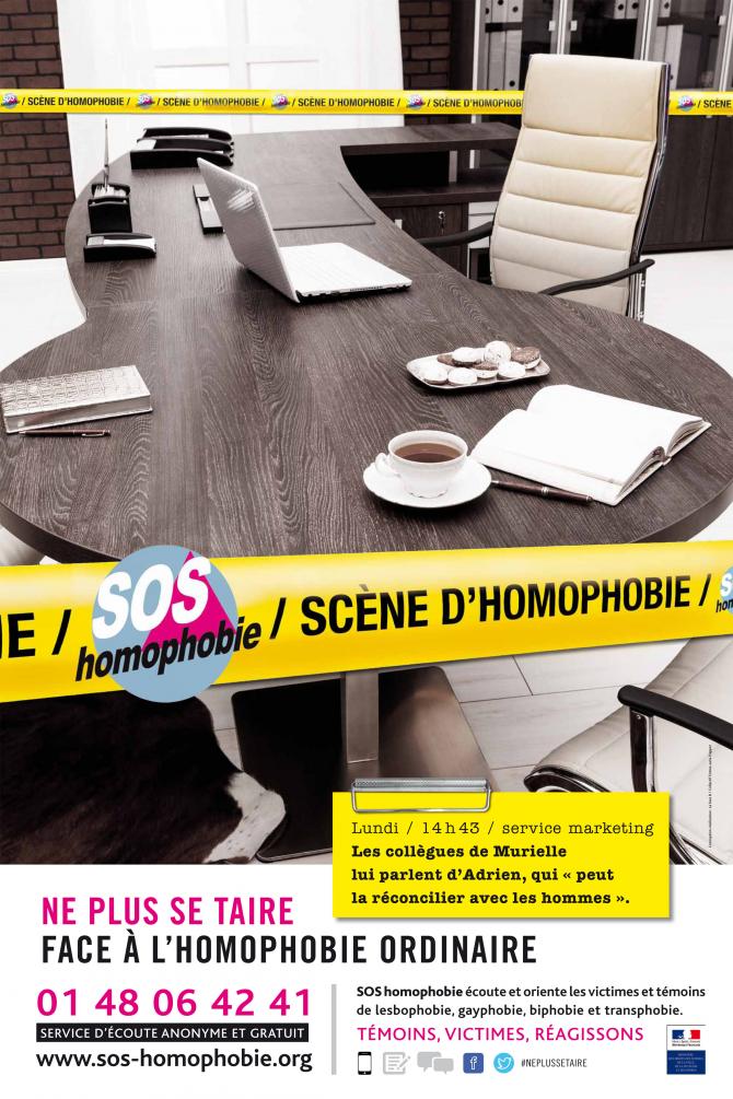 Une salle de réunion vide entourée d&#039;un bandeau &quot;scène d&#039;homphobie&quot; comme pour &quot;scène de crime&quot;. Texte : Lundi/14h43/Service marketing. Les collègues de Murielle lui parlent d&#039;Adrien qui &quot;peut la réconcilier avec les hommes&quot;.