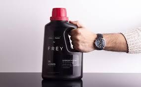 L&#039;avant bras d&#039;un homme, montre au poignet, occupe la partie droite de l&#039;image. La main tient la poignée d&#039;un bidon noir, muni d&#039;un bouchon rouge. Au dessus du nom de la marque &quot;FREY&quot;, qui apparaît en blanc au centre du bidon, on lit &quot;Oak&quot; et &quot;Musk&quot; soit &quot;cèdre&quot; et &quot;musc&quot;, au-dessous &quot;Detergent for men&quot;.