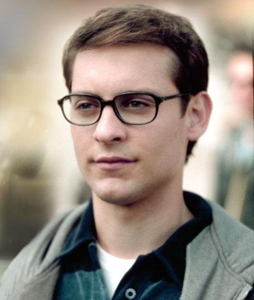 Gros plan de Peter Parker, cheveux bine peignés et lunettes.