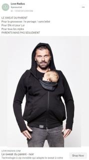 Un père porte son bébé en portage ventral