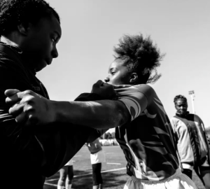 Deux jeunes filles jouant au rugby