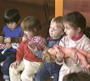 Des enfants en classe maternelle, années 80