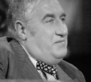 Gros plan en noir et blanc d'un homme en costume