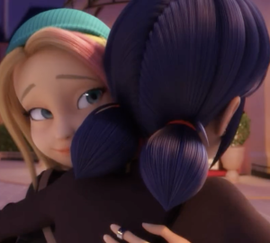 Zoé serre  Marinette dans ses bras