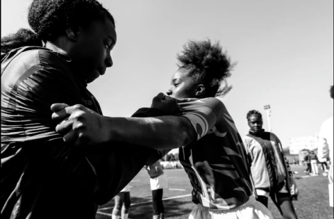 Deux jeunes filles jouant au rugby