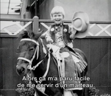 Photo noir et blanc, une petite fille sur un cheval, façon cow girl
