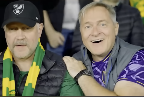 2 hommes pendant un match de foot, l'un joyeux, l'autre pas